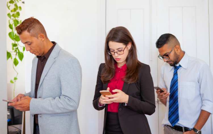 Can Looking at Our Smartphones Ruin Our Spines? Can Looking at Our Smartphones Ruin Our Spines?