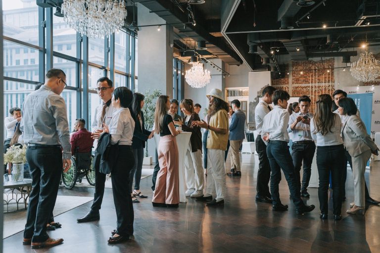 Maximize Your ROI at Live Conferences With These 5 Strategies Maximize Your ROI at Live Conferences With These 5 Strategies