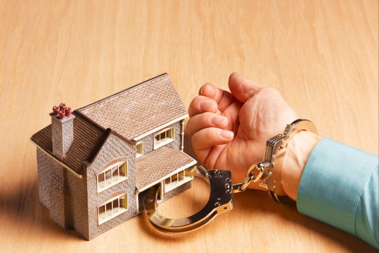 Low-Rate Mortgages Form ‘Golden Handcuffs’ Around Homeowners Low-Rate Mortgages Form ‘Golden Handcuffs’ Around Homeowners